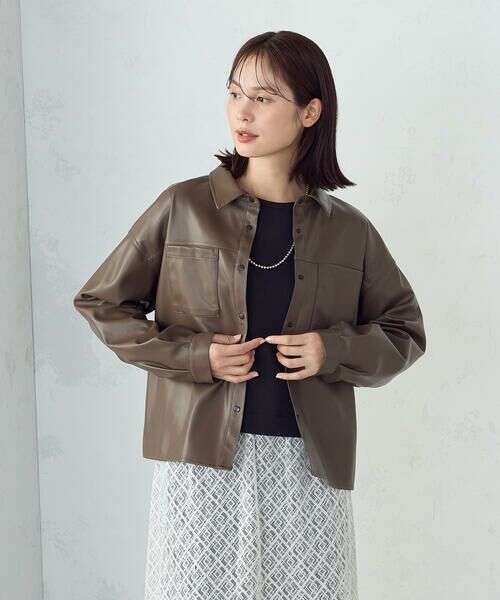 COMME CA ISM / コムサイズム シャツ・ブラウス | 合成皮革 シャツ / セットアップ対応(ブラウン)