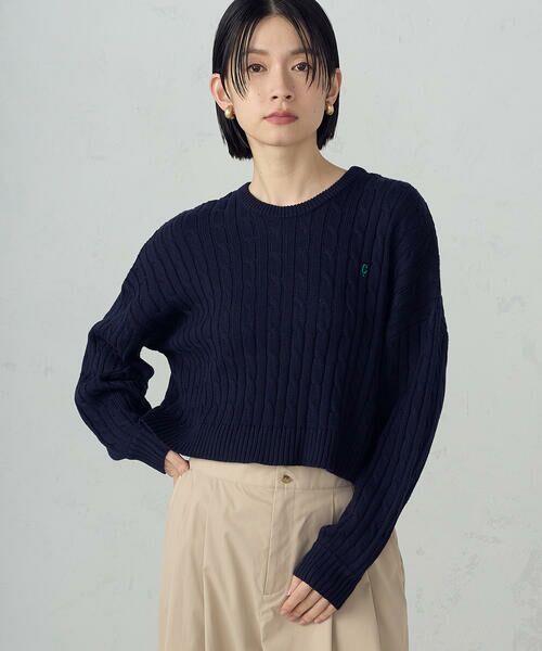 COMME CA ISM / コムサイズム ニット・セーター | ワンポイント刺繍ケーブルニット（ネイビー）