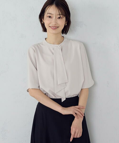 COMME CA ISM / コムサイズム シャツ・ブラウス | ボウタイ風 半袖ブラウス（グレージュ）