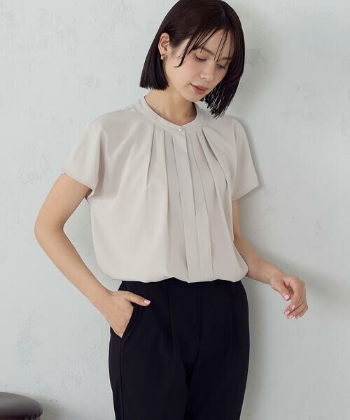 COMME CA ISM / コムサイズム シャツ・ブラウス | ２WAYフレンチスリーブタックブラウス（グレージュ）