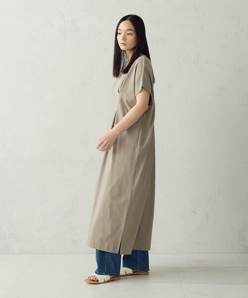 COMME CA ISM / コムサイズム ロング・マキシ丈ワンピース | タックワンピース(グレージュ)