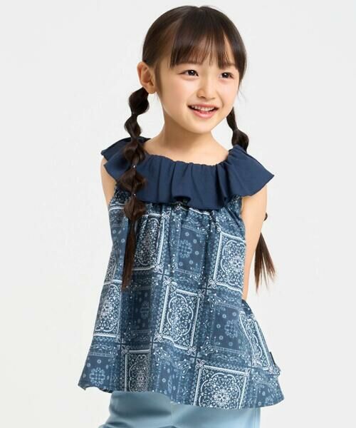 COMME CA ISM / コムサイズム ロング・マキシ丈ワンピース | バンダナ柄プリント 衿フリル ノースリーブブラウス（ネイビー）