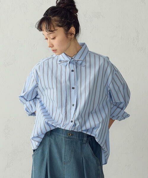 COMME CA ISM / コムサイズム シャツ・ブラウス | リボン付き ストライプシャツ（サックス）