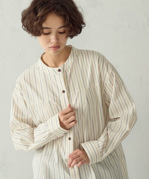 COMME CA ISM / コムサイズム シャツ・ブラウス | スタンドカラー ストライプシャツ（ベージュ）