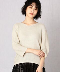 《素材/デザイン》<br>アクリルとナイロンを組み合わせた糸を使用。<br>保温性があり、軽い着心地が特徴です。<br>凹凸感のある編み方で、<br>タテの伸縮性があり、ストレスのない着心地。<br>デザインは、素材にラメを入れて上品な光沢感を出し、<br>華やかなイメージに。<br>浅いVネックで、衿をスッキリさせ、<br>七分袖なのでシーズンを越えて活躍します。<br>また、前丈を短めにしてラウンドさせ、ポイントにしました。