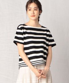 《デザイン》<br>柄切り替え新鮮な半袖ボーダーTシャツです。<br>今シーズンは新たに半袖を加えました。裾の部分に、太さの異なるボーダーを使い、個性を出しています。着丈は、長袖の商品よりやや短めで、タックインをすることなく、色々な商品と合わせやすい着丈になっています。<br><br>《素材》<br>空気の流れで撚りを加えて作られた空紡糸を使用しています。<br>糸の外側に強い撚りがかかり、内側は柔らかく、糸に適度な空気を含んでいるので、通常の綿糸よりも、吸水性や速乾性があります。また、糸の太さが不均一で、素朴な味わいがあります。1980年代、日本のファッションを席捲したフレンチカジュアルブーム。この素材は、当時流行ったものと同じ製法で作っています。<br><br>…………………….…….…….…<br>透け感：なし<br>厚さ：ふつう<br>伸縮性：あり<br>光沢感：なし<br>裏地：なし<br>ポケット：なし<br>洗濯方法:　洗濯機洗い<br>…………………………..…….…<br><br>#SS新作 #春コーデ #夏コーデ #ボーダーT #マシンウォッシャブル #大人カジュアル