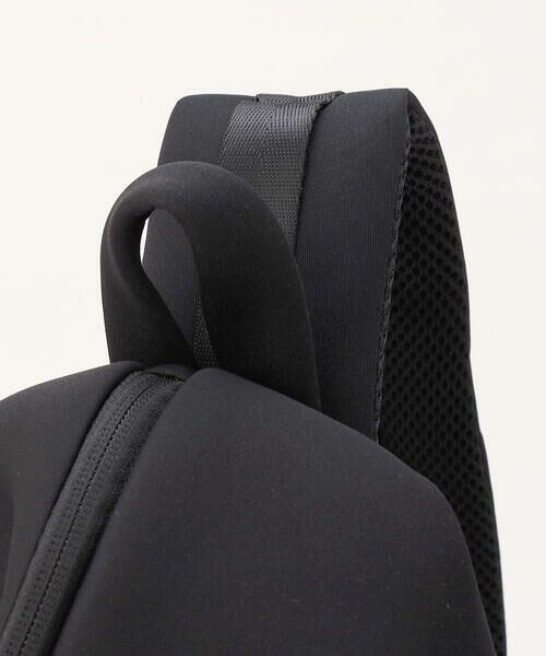 COMME CA MEN / コムサ・メン メッセンジャーバッグ・ウエストポーチ | 【COMME CA MEN BLACK】ネオプレントライアングル ボディーバッグ | 詳細5