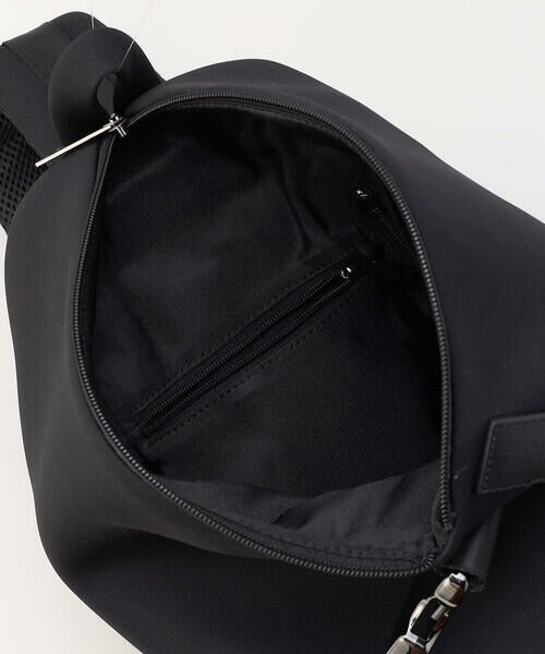 COMME CA MEN / コムサ・メン メッセンジャーバッグ・ウエストポーチ | 【COMME CA MEN BLACK】ネオプレントライアングル ボディーバッグ | 詳細9