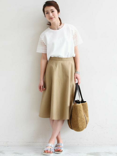 カットワークレース袖がポイントの軽やかなTシャツをメインに、フレアスカートを合わせたシンプルコーディネート。
カゴバッグを添えた柔らかな着こなしに、＜BIRKENSTOCK＞のキャッチーなメタリックサンダルで都会的なコントラストを演出。