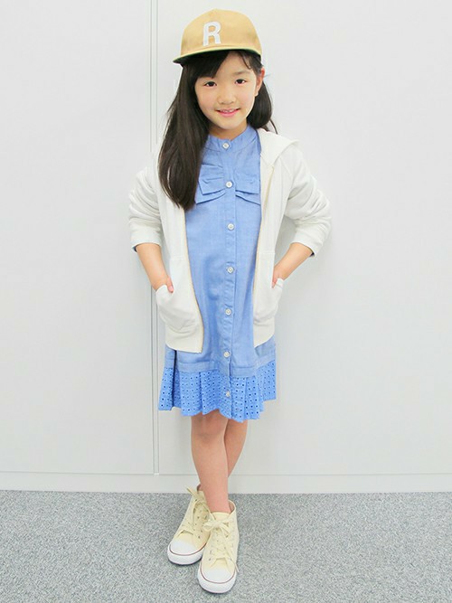 シンプルなジップアップパーカーに、大きな胸リボンをモチーフにした
シャツワンピを合わせたシンプルコーデ！
カジュアルなキャップを被る事でボーイッシュな印象に！！