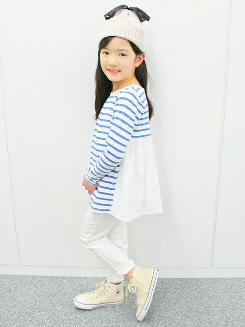 シンプルなボーダーチュニックは後ろがレース切り替えになっている大人っぽいアイテム！
大人では定番になっているホワイトパンツを合わせた上品なコーデの完成。
リボン付きニット帽でガーリーさもアップ！