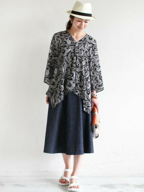 WEB先行予約スタートの＜TEVA＞別注サンダルを合わせた着こなし。
足元に合わせて、シックなモノトーンで統一しました。
旬のアウトドアムードと、クリアなカラーバランスで、モード感のあるコーディネートに。