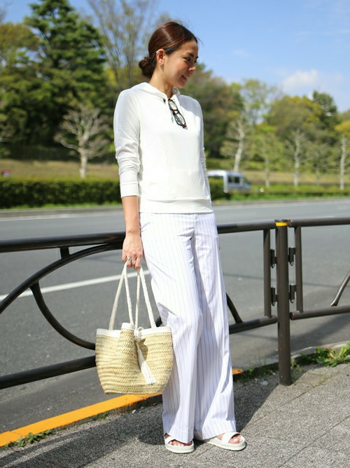 オールホワイトを意識した春のパンツスタイル。 
WEB限定ストライプパンツは、きれいめ・カジュアルどちらにも合わせられる優秀パンツです! 
ロンドン発のブランド『En Shalla（エンシャラ）』カゴバッグは、紐を結ぶだけで2WAYのデザインが楽しめます。 