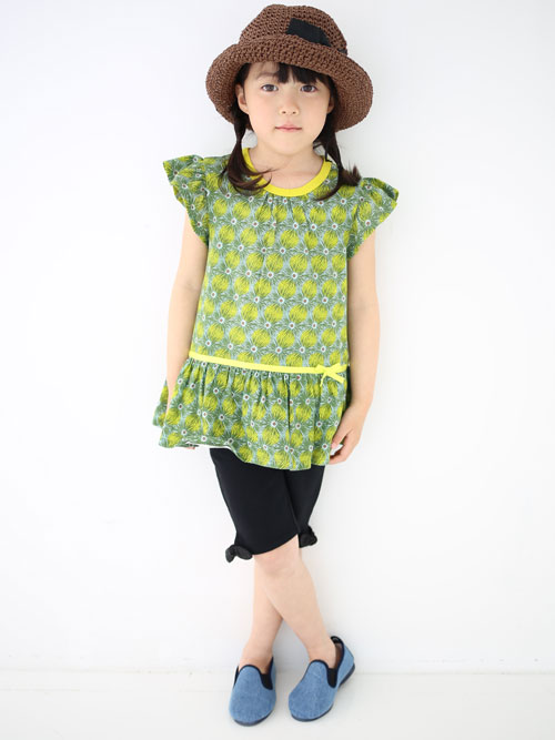 アンドーバーファブリックスを使用したチュニックに細身のハーフパンツを合わせました。
大き目のリボンがついたハットがアクセントになっています。