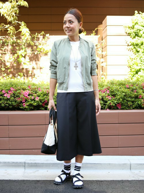 今シーズン欠かせないスポーツサンダル。 
green label relaxing 一押しの別注【Chaco】サンダルをご紹介します! 

素足にはもちろん、カジュアルソックスとの合わせもスマートにきまります。 
今回はスポーツサンダルにぴったりのラインソックスをプラスしました。 

人気ガウチョパンツはブラックをセレクトすれば、大人カジュアルな雰囲気に。 
薄手のブルゾンはボリュームボトムとの相性抜群です。 