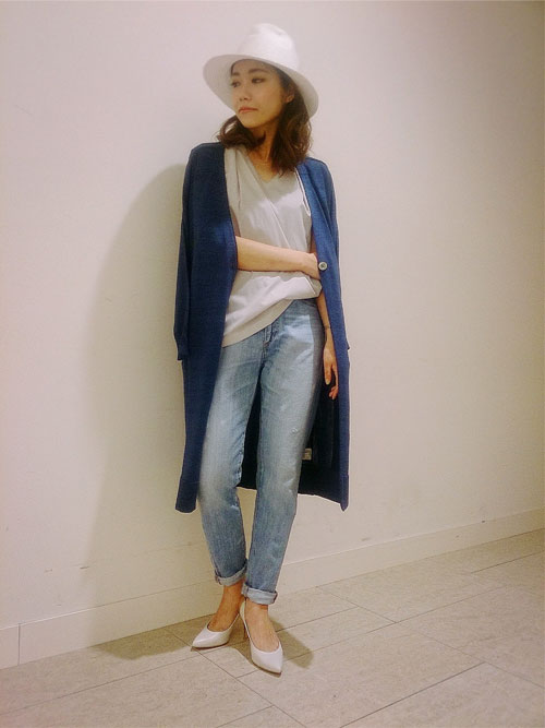 今したいゆるっとカジュアルコーディネートです！
 
ちからの入り過ぎていないコーディネートですが、
Ｖネックブラウスやきれいめパンプスで女性らしさも感じさせてくれます。
ロングカーディガンも綿１００％なのでさらっと涼しくきていただけるので
一枚もっていると今の時期や秋口のお洋服に迷う時期に必須アイテムになること間違いなしです。