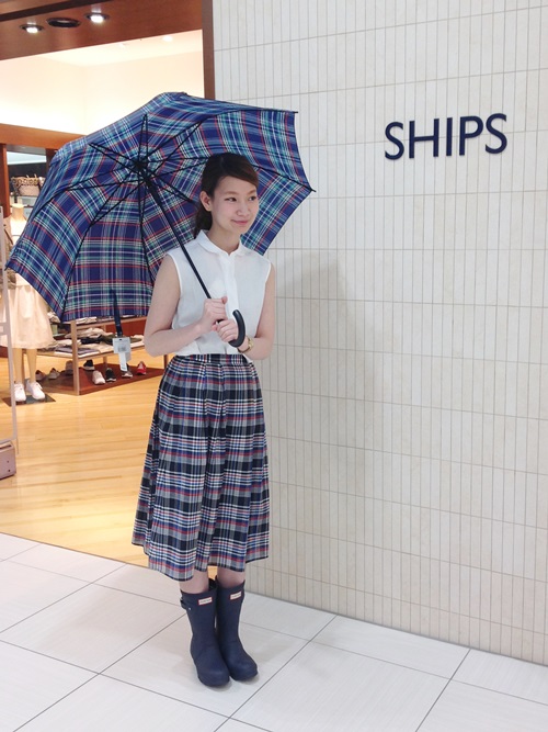 今回は、これからやってくる雨の季節に大活躍！
かわいい傘のご紹介です。

チェック×チェックのコーディネートは
雨の日だって気分をハッピーにしてくれます＾＾ 

他にも無地やLIBERTY柄
晴雨兼用、折りたたみなど
たくさんの種類をそろえておりますので
お気に入りを見つけに是非いらしてください♪