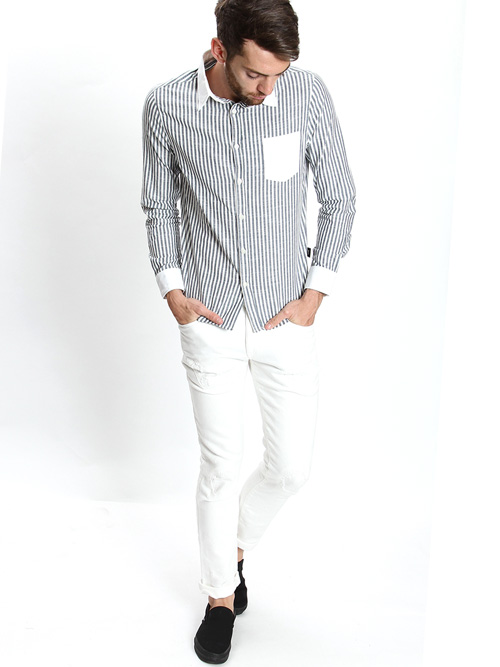 ネイビー×ホワイトの清潔感のあるストライプシャツに、ホワイトパンツを合わせた春夏の爽やかマリンスタイル。白を大目に使うことで今年らしく好印象に魅せることができます。
 足元をロールアップして、サンダルやデッキシューズを合わせたアレンジもお勧めです。