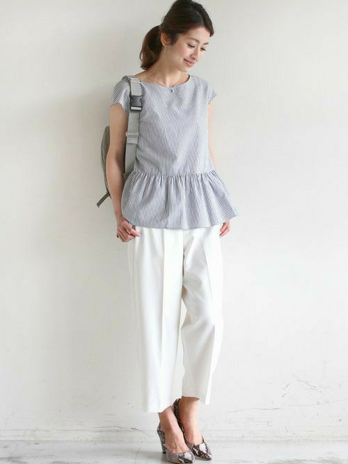 ぺプラムブラウスに、ワイ半端丈のドボトムを合わせたスタイリング。
爽やかな淡いトーンで纏めながら、パイソン柄パンプスでエッジを効かせて、ウエストポーチで遊び心のあるストリート感をプラス。