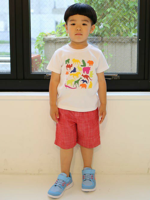 たくさんのアニマルがプリントされたTシャツに、大人っぽいシャンブレーのショートパンツを合わせました。 