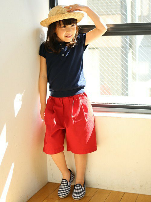 シンプルなニットポロに大人でも大人気のボリュームパンツを合わせました。 
麦藁帽子とチェック柄のスリッポンもポイントです！