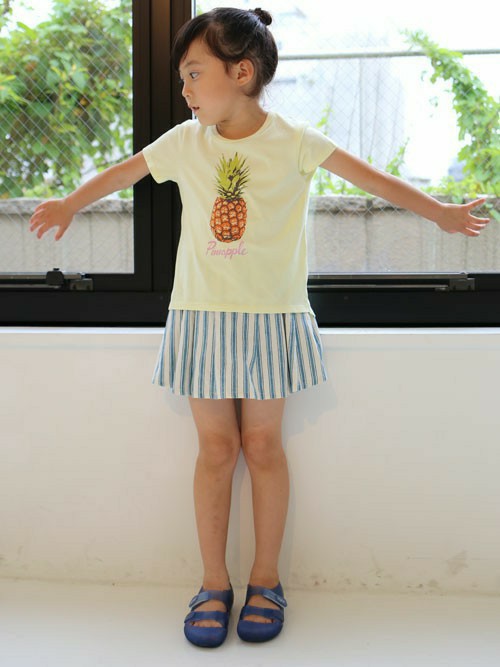 パイナップルのプリントが目を引くTシャツに、爽やかなストライプ柄のショートパンツを合わせました。 
涼しげなigorのシューズをプラスして、夏のお出かけスタイルの完成です。