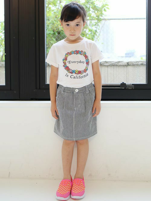 カラフルなフラワープリントがポイントのTシャツに、ヒッコリーのスカートを合わせました。 
足元は女の子らしくピンクのウーブンで！