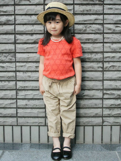 アンドーバーファブリックスを使用したTシャツに、タックパンツを合わせました。 
カジュアルになりすぎないように、パールネックレス＋足元はバレーシューズで。