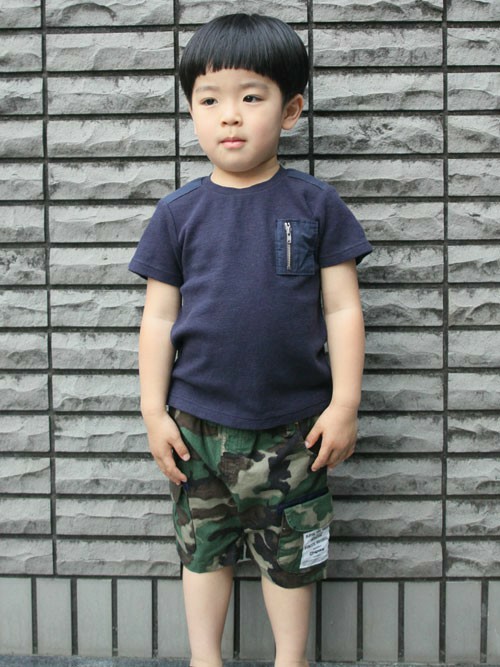 ワッフル素材で仕上げたTシャツに、カモフラ柄のパンツを合わせました。 
シンプルなTシャツは異素材を使用したショルダー部分や、ポケットがアクセントになっています。 
大人でも大人気のポケT。 
パパやママとお揃いコーデもオススメです。