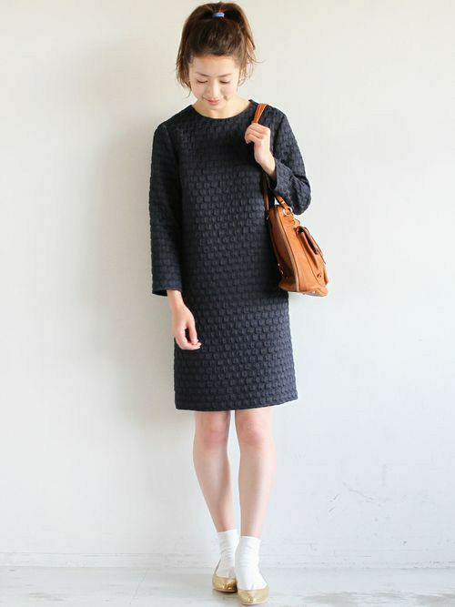ドットジャカードのミニマムなワンピースに、ソックス＋フラットシューズの今季らしい足元でフェミニンに纏めたスタイリング。