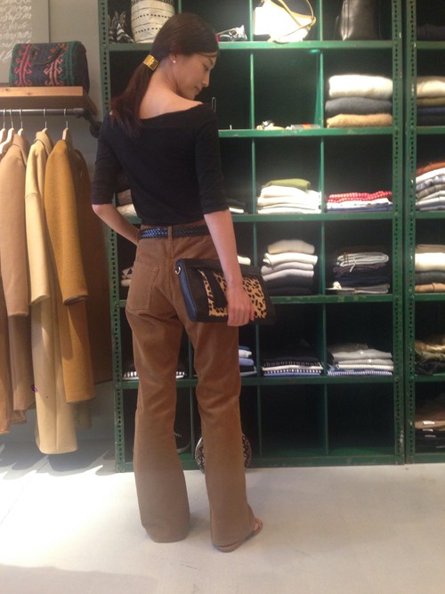 コーデュロイのフレアボトムで、70'sテイストに。
黒で合わせたオフショルダーとメッシュベルトでクラシカルなムードをプラス。
モードなバレッタがアクセントになり、スタイリングを今季らしくアップデートしてくれます。