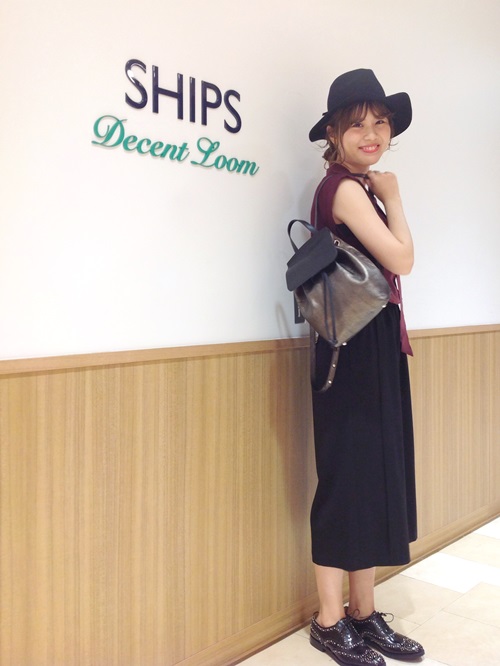 かぶるだけでおしゃれな雰囲気に仕上がるつば広ハット♪
こちらは細めのリボンが巻かれたシンプルなデザインです。 
