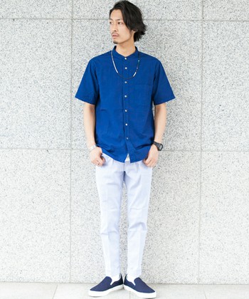 シックなスタンドカラーのシャツの足元にスリッポンタイプのスニーカーをあわせた大人のカジュアルスタイル。全体のカラーリングをブルートーンで揃え、涼しげな印象をだしました。エスニック調のアクセサリーとの相性も抜群です。