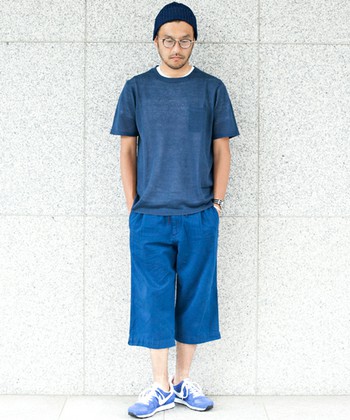 インディゴのアイテムをベースに、リネン素材やアンクル丈のアイテムを合わせることで夏を意識。また、ネイビートーンで統一することで落ち着いた都会的な印象のスタイリングにしました。