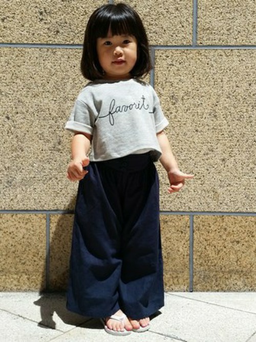 ショート丈のトップスに、ロングのワイドパンツで大人なスタイリング！