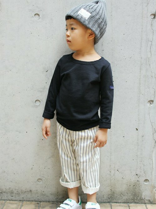 無地のトップスに9分丈のワイドパンツを合わせたスタイリング。 
まだまだ暑い秋口は、裾をもう2折りして7分丈ぐらいに。 
シンプルなコーディネートなので、ニット帽でアクセントをつけました。