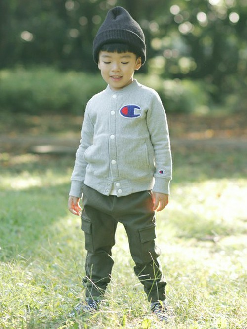 Championのビッグロゴがポイントのスタジャンに、きれい目なカーゴパンツを合わせたカジュアルすぎないスタイリング。