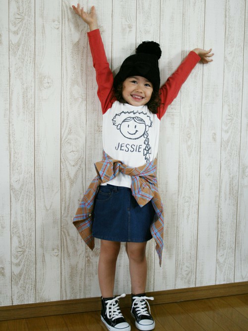 トイストーリーのロンＴをメインにスタイリング。
腰にシャツを巻いて柄を差すことで、お洒落感ＵＰ！
寒い時はシャツを羽織れるので、防寒もばっちりです。
ニット帽とシューズで黒を入れて全体を引き締めた所がポイントです。