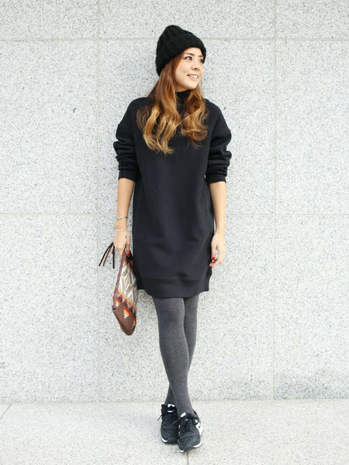 ブラックのワントーンカラーを意識して、ニット帽やスニーカーをチョイスしました!