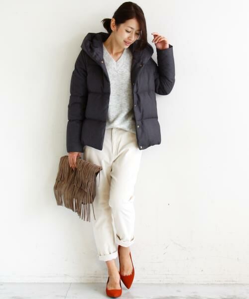 ショールにもフードにも変化するデザインが魅力のダウンジャケット。 
マットな風合いとシンプルなルックスは大人のカジュアルスタイルにぴったりです。

モデル：163㎝