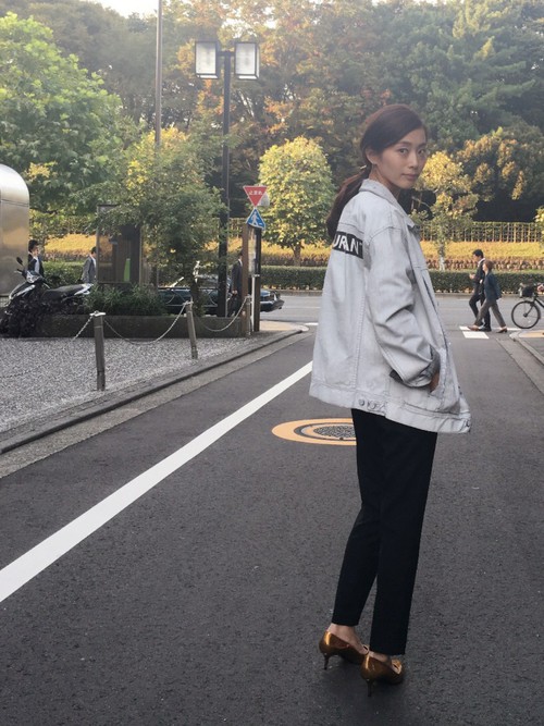 ROUNDELのデニムジャケットは、
白の総ペンキ加工に、"SUBURBAN(郊外)"の
バックプリントが心躍らされるクールな組み合わせ。 

枠にとらわれない自由でアーティスティックなデザインは、
選ぶ衝動を掻き立て、理由なき愛着を感じさせてくれます。

メンズのストリートブランドを、
スラックスとメタリックなパンプスで、
シンプルに女性らしくカジュアルアップ♪

モデル：164㎝