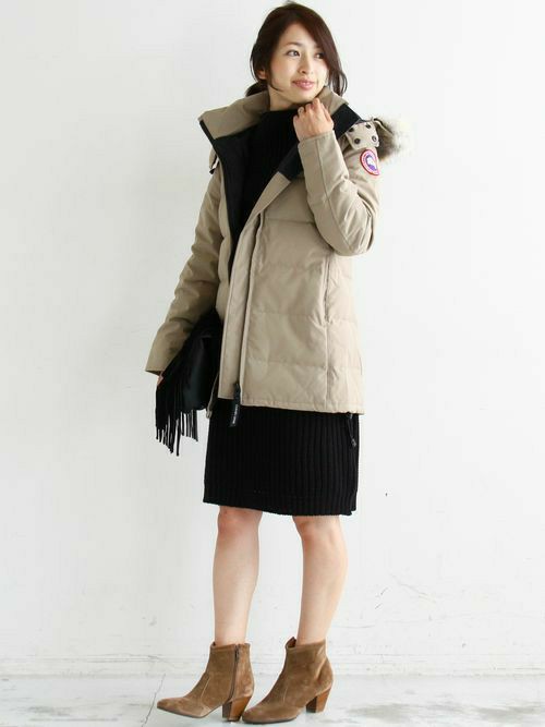 ＜CANADA GOOSE＞のダウンに、
ボトルネックのニットワンピースを合わせて、
ミックス感のあるデイリーコーディネート。

モデル：163㎝