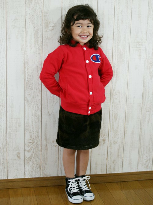 チャンピオンのスウェットをメインにしたコーディネート☆
スカートとシューズの色味を抑えて、赤が引き立つように合わせました。
カモフラージュ柄がより一層オシャレ感をプラスします♪