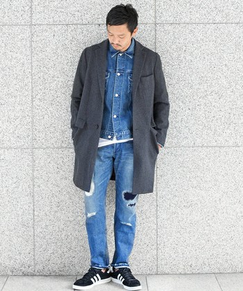 デニムのジャケットをシャツ感覚で
コートの下にあわせたデニムオンデニムスタイル。

全体を同系色でまとめる事により、
大人っぽく着こなせます。



