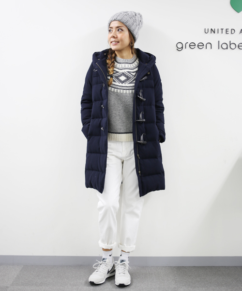 アクティブに動きたい休日におすすめのカジュアルダウンコートスタイル。
ダッフルデザインのダウンコートに、ホワイトデニムとノルディック柄のニットを合わせて元気な印象に。
足元は【NIKE】インターナショナリストの爽やかなホワイトを選びました!