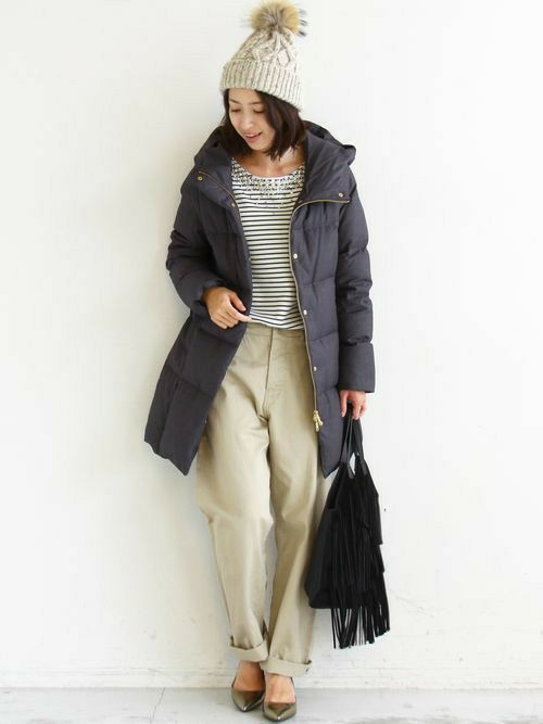 シンプルなロングダウンジャケットに、
ビジュー付のトップスを覗かせて女性らしくカジュアルアップ。

モデル：163㎝