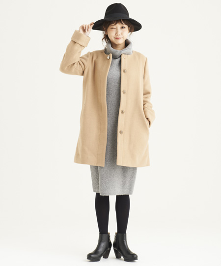 クラシカルで上品な印象のノーカラーコートはON・OFF大活躍！
ゆったりとしたシルエットや袖の折り返し、
キラリと輝くビジューボタンなどディティールにこだわった1着★