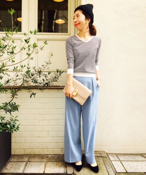 コットン素材の軽さのあるニットに、
サックスカラーのワイドパンツで春先取りコーデに♪
淡いカラーのパンツは、
穿くだけでオシャレ印象になるおすすめアイテムです◎