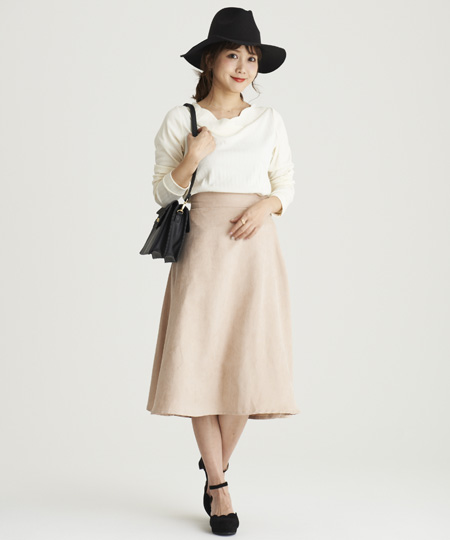 愛らしい印象のパステルカラーでまとめたスタイリング。
ブラックの小物を散りばめて甘さを抑えめに◎
シンプルながらオシャレ感漂う、オトナの甘辛コーデが完成！