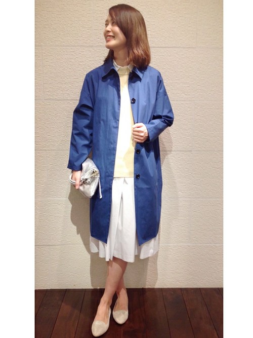 天候があまり良くない日々が続いておりますが、
店内には早くも続々と春物が入荷しております。

鮮やかなブルーが印象的なステンカラーコートは
オーバーサイズで上品すぎる事なく着こなして頂けます。

他にも色鮮やかな小物類、お洋服がたくさん
入荷しております。